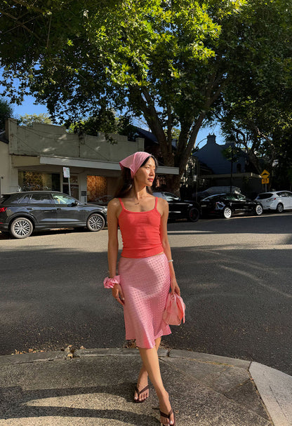 @christinnazhou is wearing a size 6