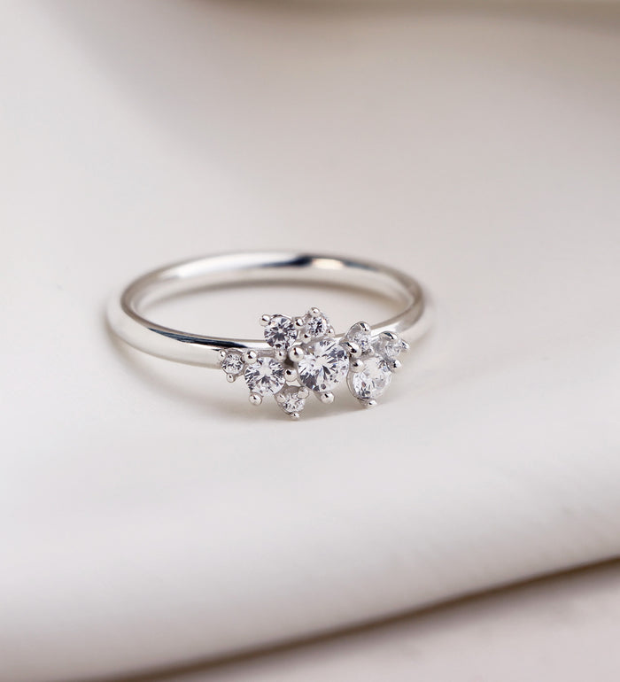 Diamantring med flera diamanter i olika storlekar.