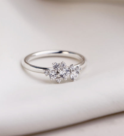 Diamantring med flera diamanter i olika storlekar.