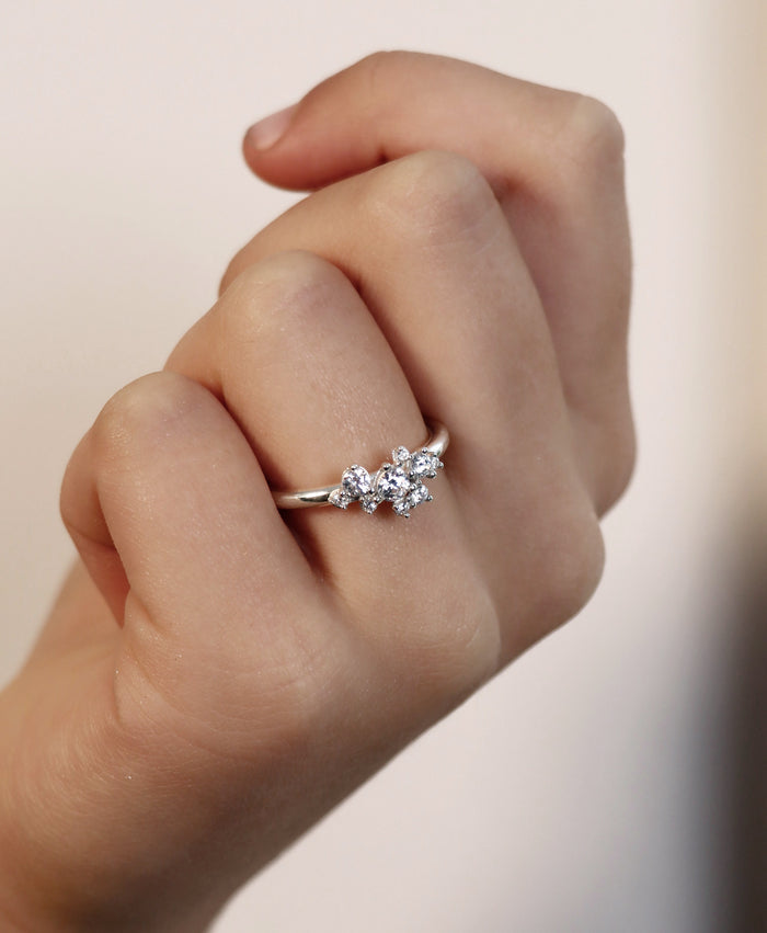 Diamantring i silver med nio diamanter, bärs som förlovningsring.