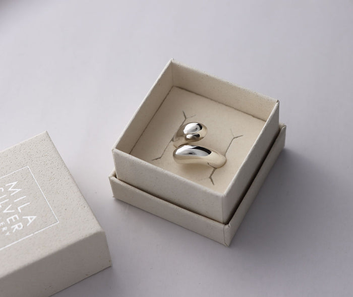 Silverring av äkta silver med bulliga former, placerad i en Mila Silver ask