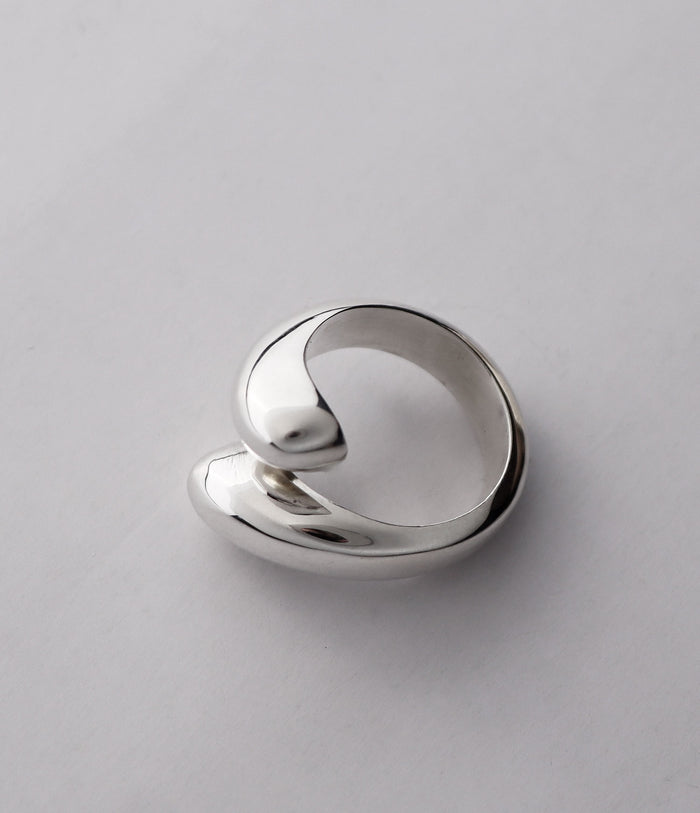 Silverring av 925 silver som är öppen fram.