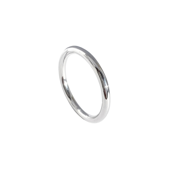 Slät, blank silverring till förlovning.