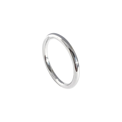 Slät, blank silverring till förlovning.
