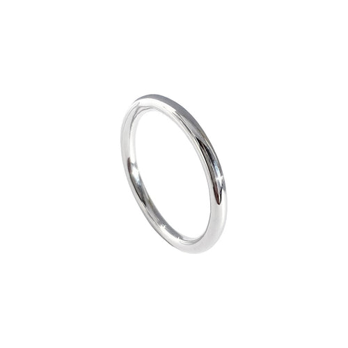 Slät, blank silverring till förlovning.