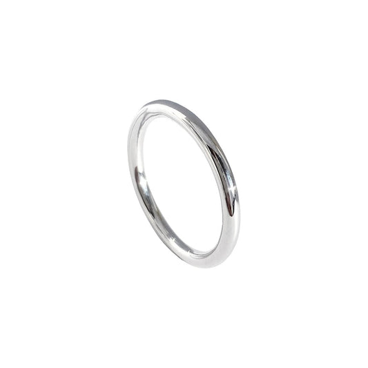 Slät, blank silverring till förlovning.