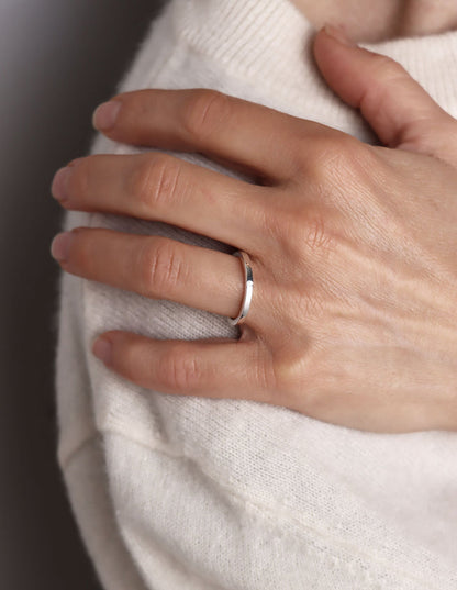 Silverring med en liten diamant i ringen