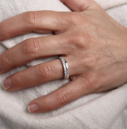 Tjej som bär vigsel och förlovningsringar i silver med diamanter