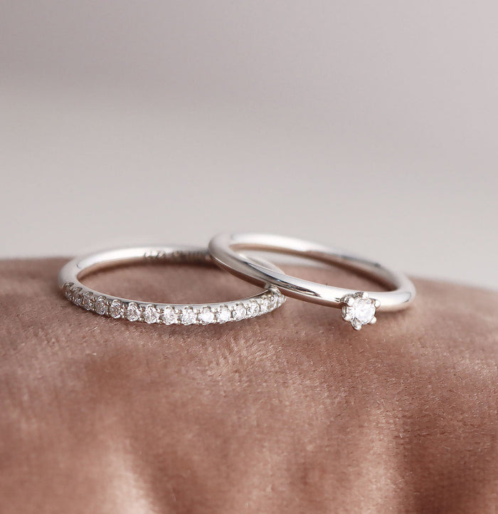 Set med vigselring och förlovningsring till dam. Silverringar med diamanter.