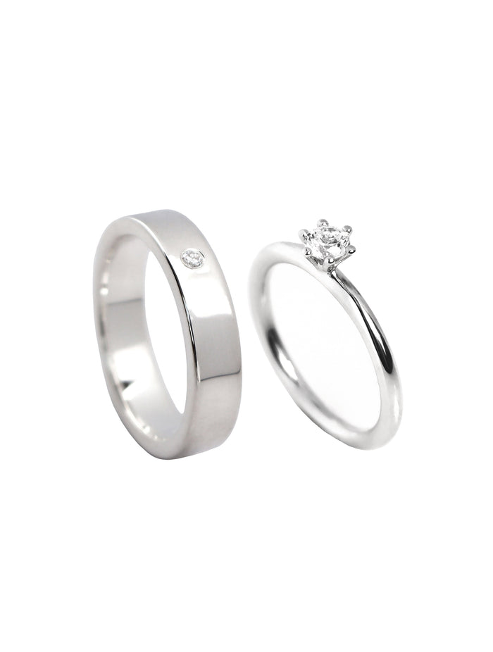 Par med förlovningsringar i silver med diamanter till dam och herr.