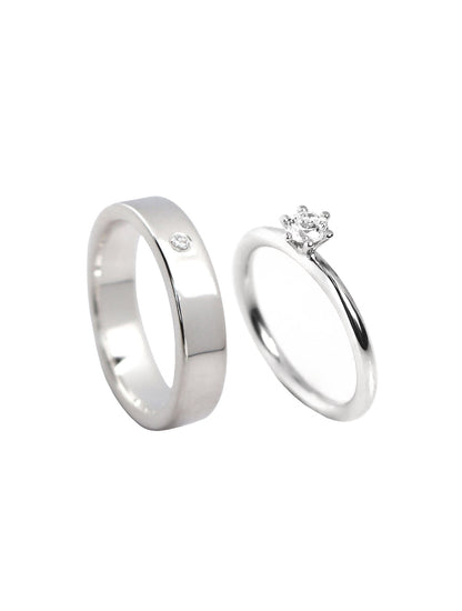 Par med förlovningsringar i silver med diamanter till dam och herr.