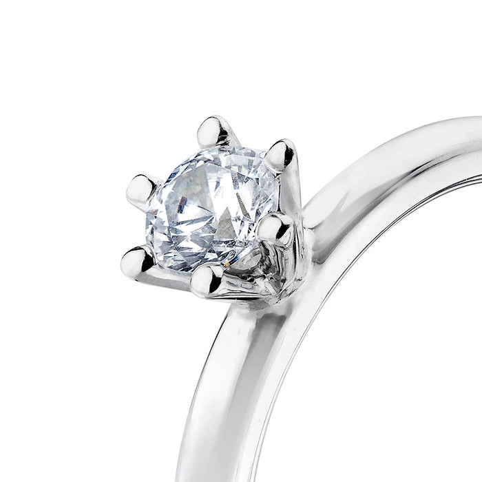Närbild på en diamantring som har en diamant infattad i krona.