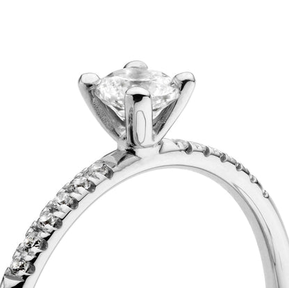 Solitärring med sidostenar. Diamantring i silver. Förlovningsring
