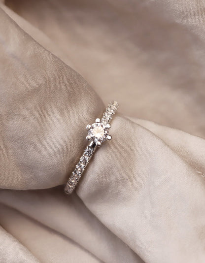 Diamantring med sidostenar och 0,25 ct diamant i mitten. Vigselring eller förlovningsring från Mila Silver.