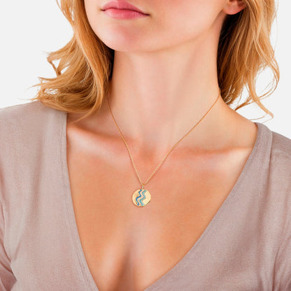 Kette mit Anhänger mit Opal und Emaille