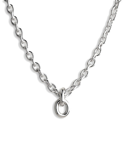 Halsband med tjock silverkedja och två stora ringar i 925 silver.