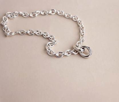 Halsband med tjock silverkedja och två stora ringar i 925 silver.