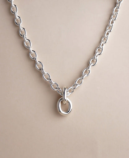 Halsband med tjock silverkedja och två stora ringar i 925 silver.