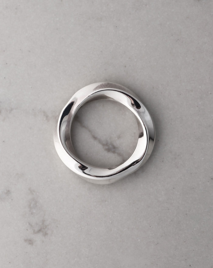 Silverring med vågig form.