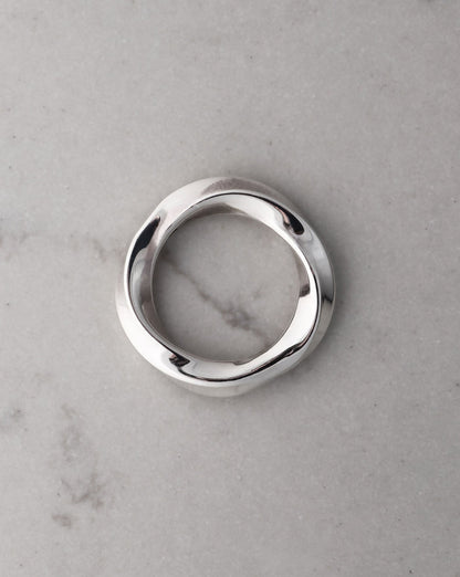 Silverring med vågig form.