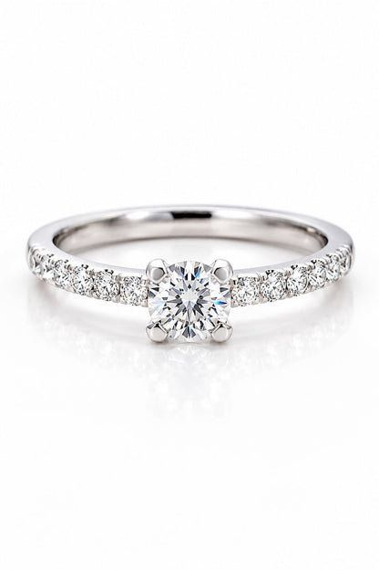 Förlovningsring i silver med diamanter.