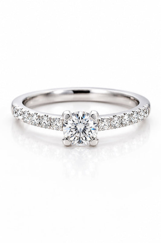 Förlovningsring i silver med diamanter.