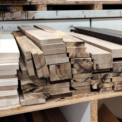 Rohmaterial aus massivem Holz in der Werkstatt, vorbereitet für die handgefertigte Schmuckproduktion bei Astwerk