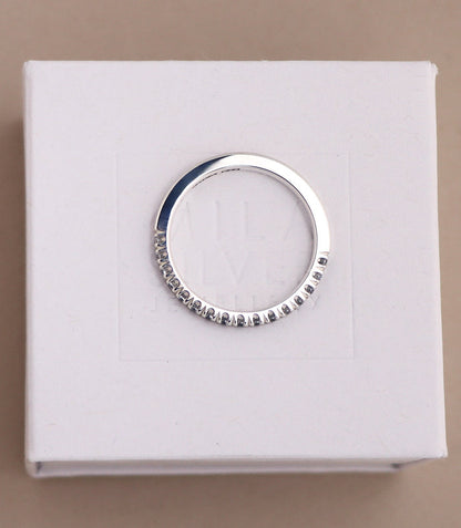 diamantring sedd uppifrån där man ser diamanternas infattning i kronor. Ringen är en silverring med raka kanter, halva ringen är infattad med diamanter.