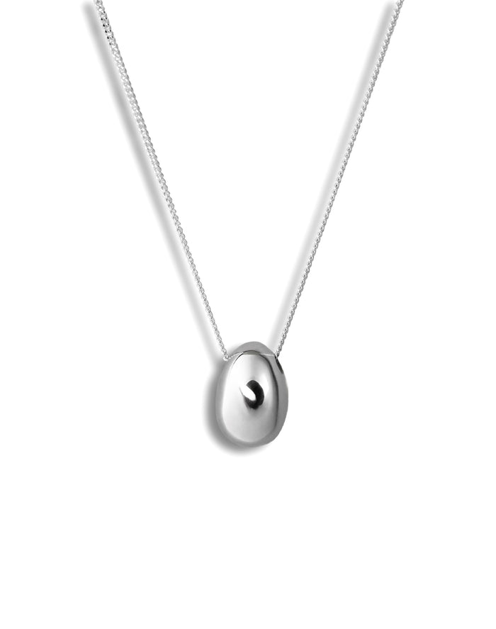 silverhalsband med ett massivt silver ägg till dam.
