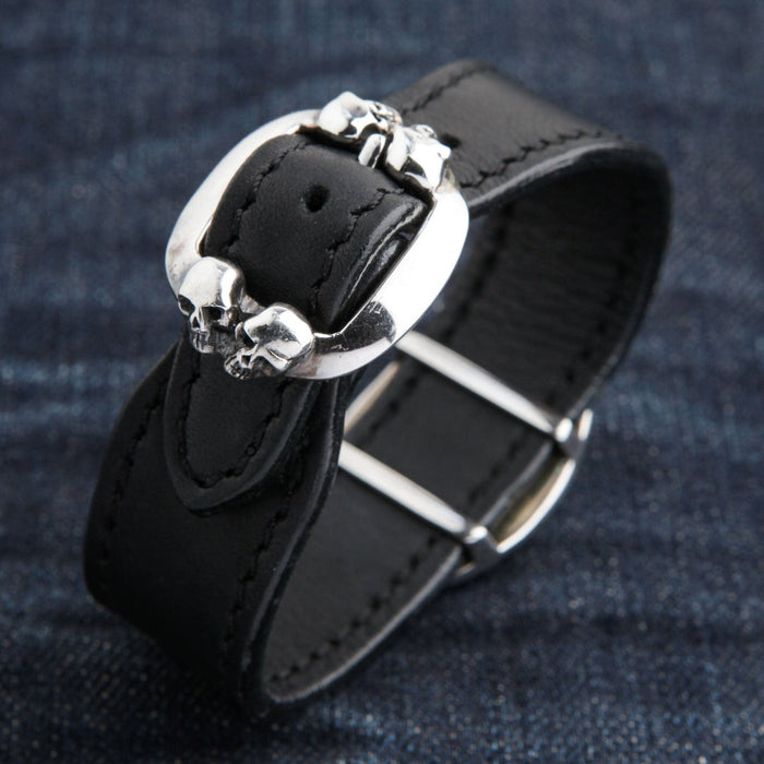 A close-up of the adjustable buckle on the leather bracelet, crafted from 925 silver and adorned with skulls.