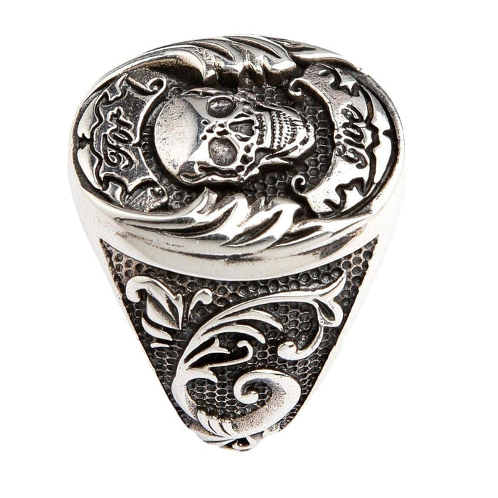 A tattoo-inspired skull ring for men, featuring the classic 'Por Vida' declaration.