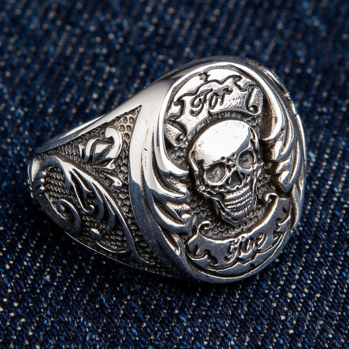 The side profile of the Por Vida ring, highlighting the intricate gothic scrollwork on the band.