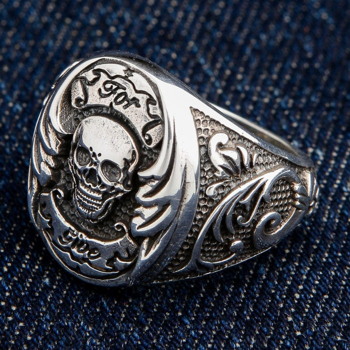 A heavy silver biker ring with the 'Por Vida' (For Life) motto, symbolizing loyalty.